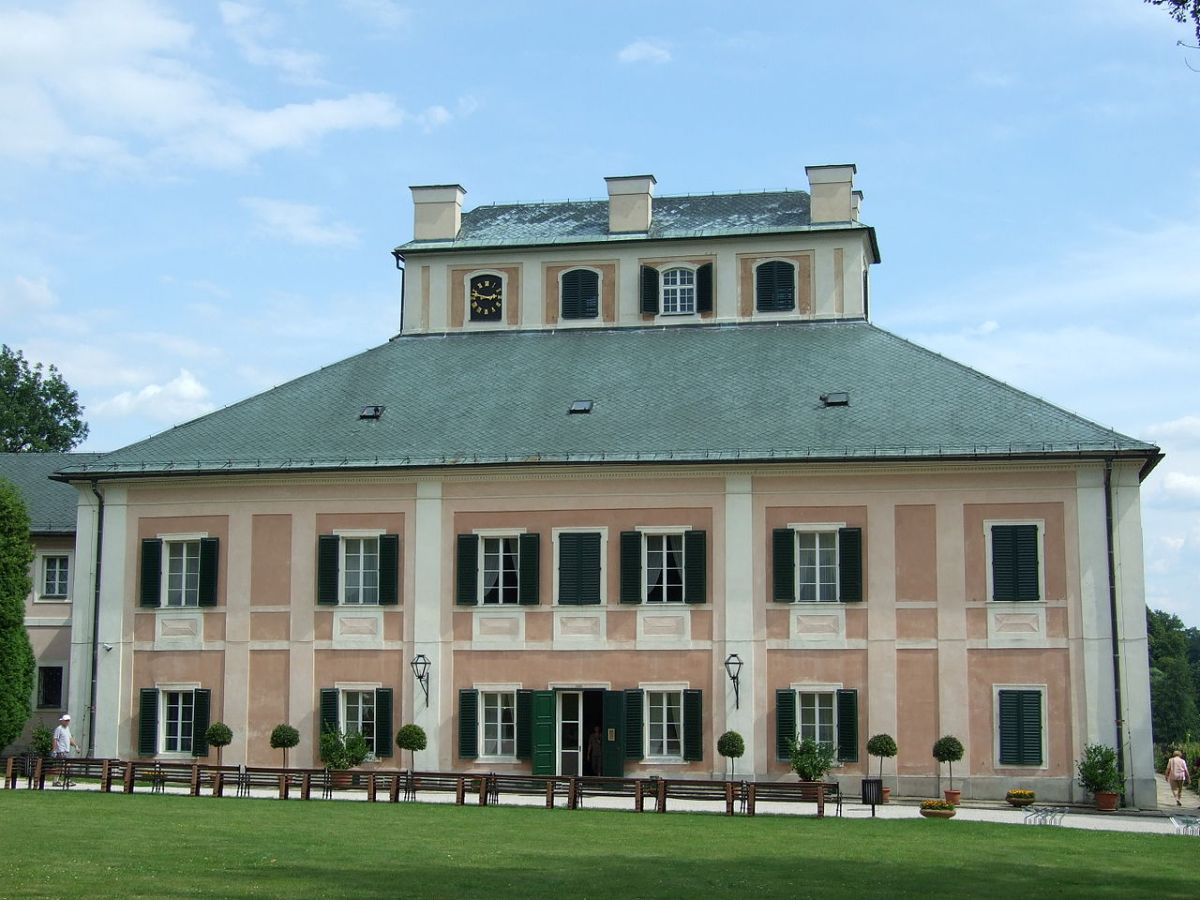 1280px-Ratibořice_castle_main_building_back.JPG